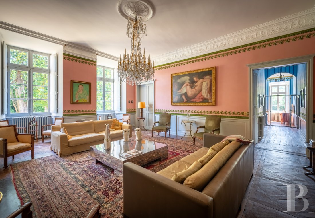 Dans le Lot-et-Garonne, à l’est de Villeneuve-sur-Lot, un château d’origine médiévale surplombant la rivière  - photo  n°13