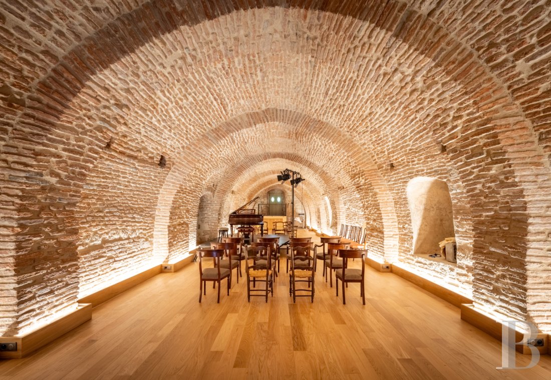 Dans le Lot-et-Garonne, à l’est de Villeneuve-sur-Lot, un château d’origine médiévale surplombant la rivière  - photo  n°30