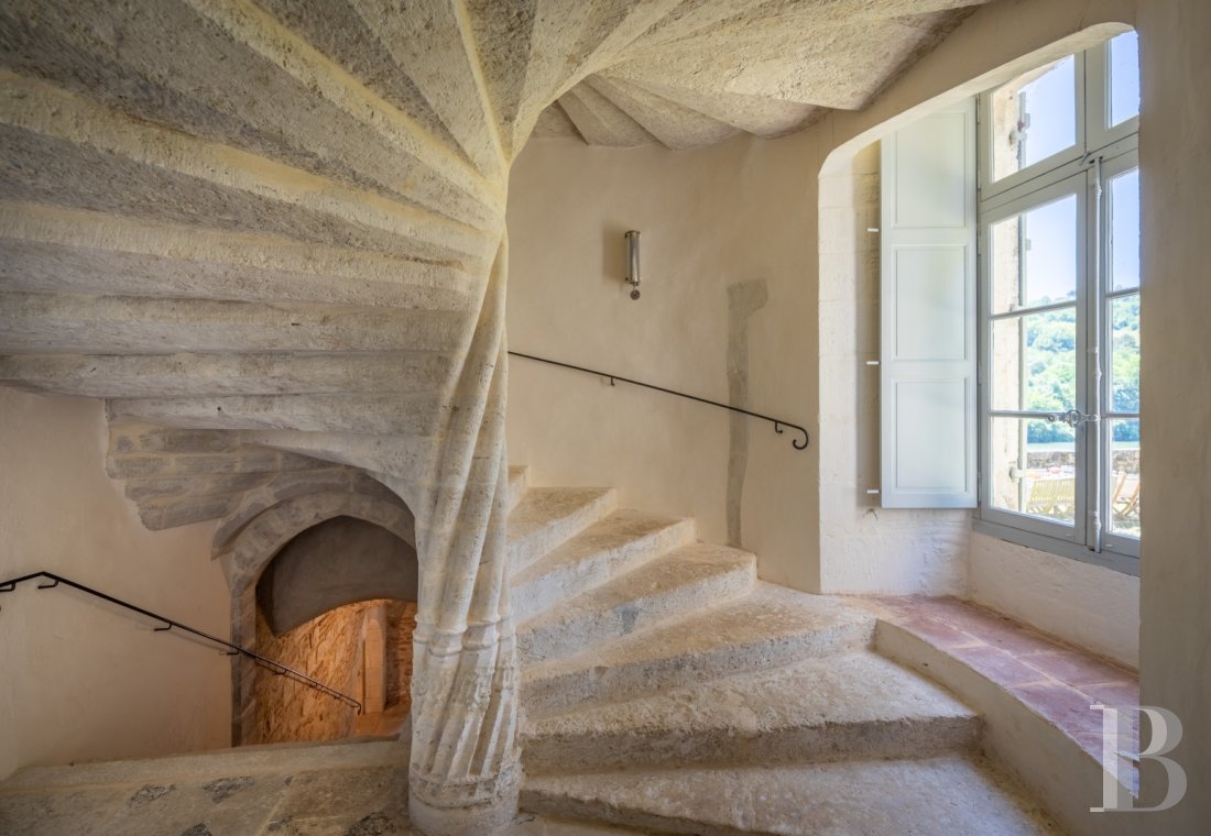 Dans le Lot-et-Garonne, à l’est de Villeneuve-sur-Lot, un château d’origine médiévale surplombant la rivière  - photo  n°33