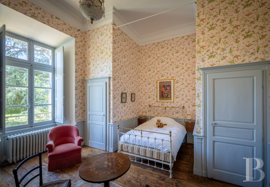 Dans le Lot-et-Garonne, à l’est de Villeneuve-sur-Lot, un château d’origine médiévale surplombant la rivière  - photo  n°18