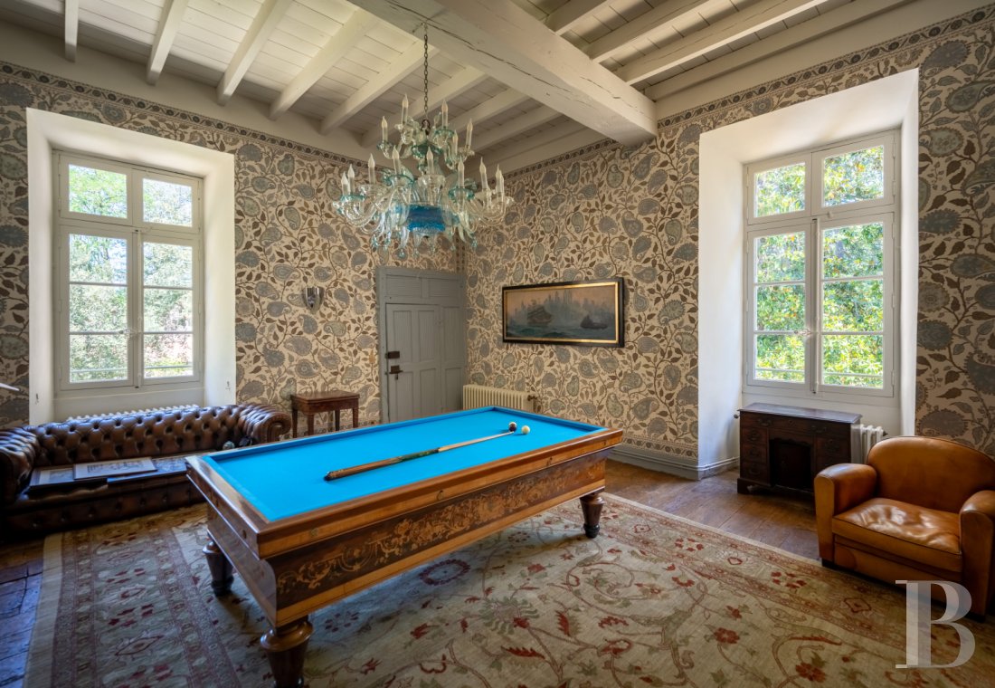 Dans le Lot-et-Garonne, à l’est de Villeneuve-sur-Lot, un château d’origine médiévale surplombant la rivière  - photo  n°29