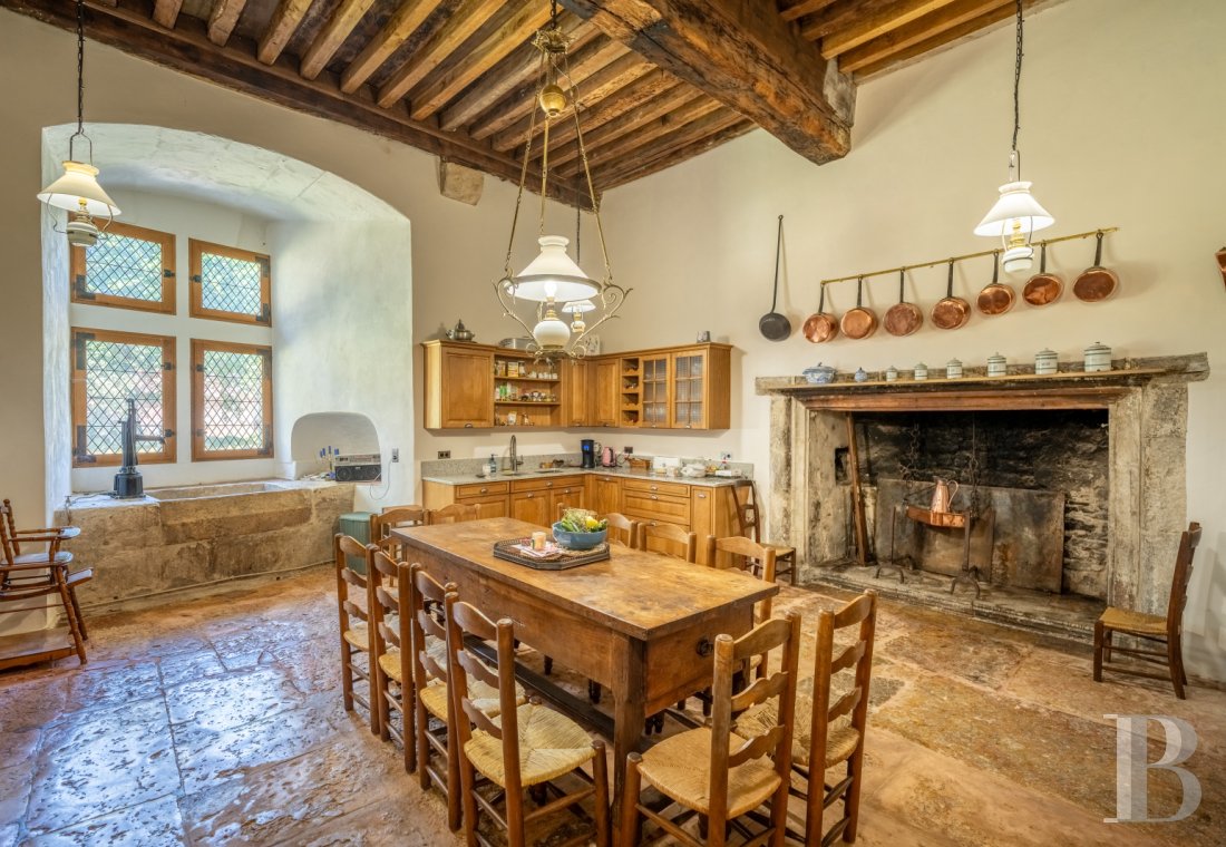 Dans le Lot-et-Garonne, à l’est de Villeneuve-sur-Lot, un château d’origine médiévale surplombant la rivière  - photo  n°17