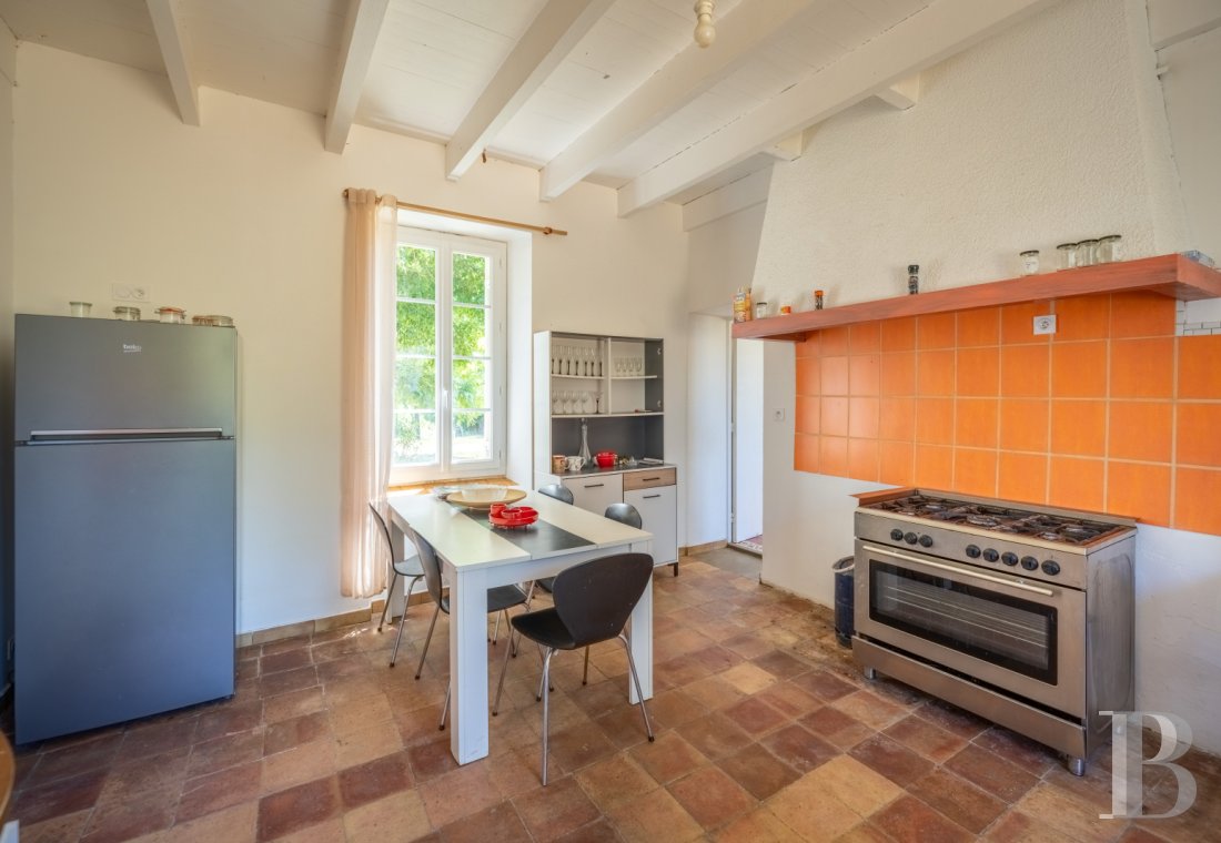 Dans le Lot-et-Garonne, à l’est de Villeneuve-sur-Lot, un château d’origine médiévale surplombant la rivière  - photo  n°42