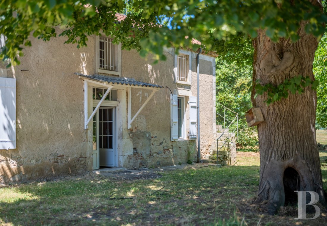 Dans le Lot-et-Garonne, à l’est de Villeneuve-sur-Lot, un château d’origine médiévale surplombant la rivière  - photo  n°38