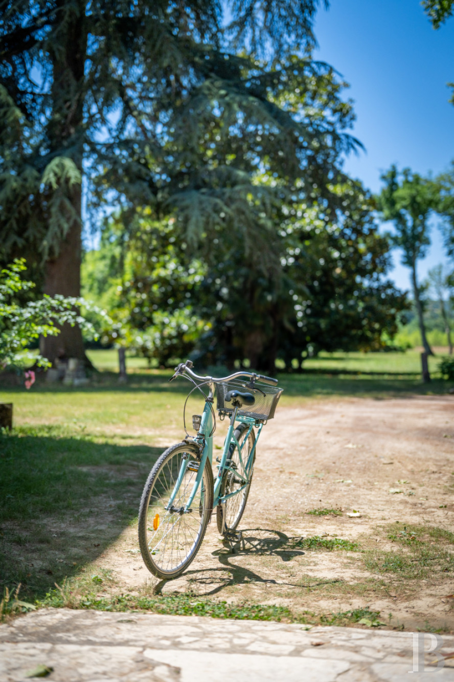 Dans le Lot-et-Garonne, à l’est de Villeneuve-sur-Lot, un château d’origine médiévale surplombant la rivière  - photo  n°44