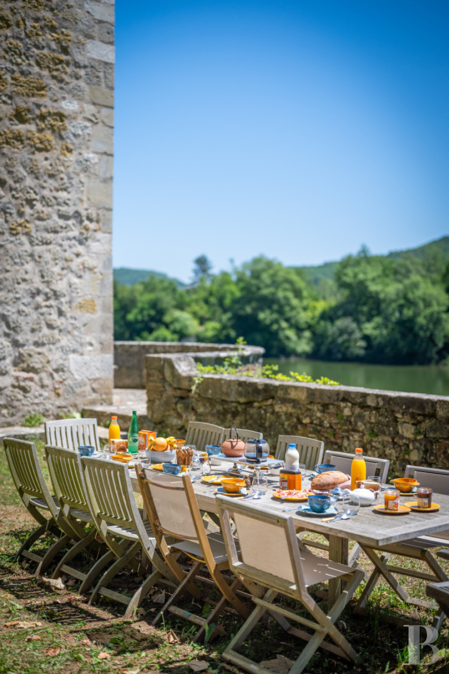 Dans le Lot-et-Garonne, à l’est de Villeneuve-sur-Lot, un château d’origine médiévale surplombant la rivière  - photo  n°7