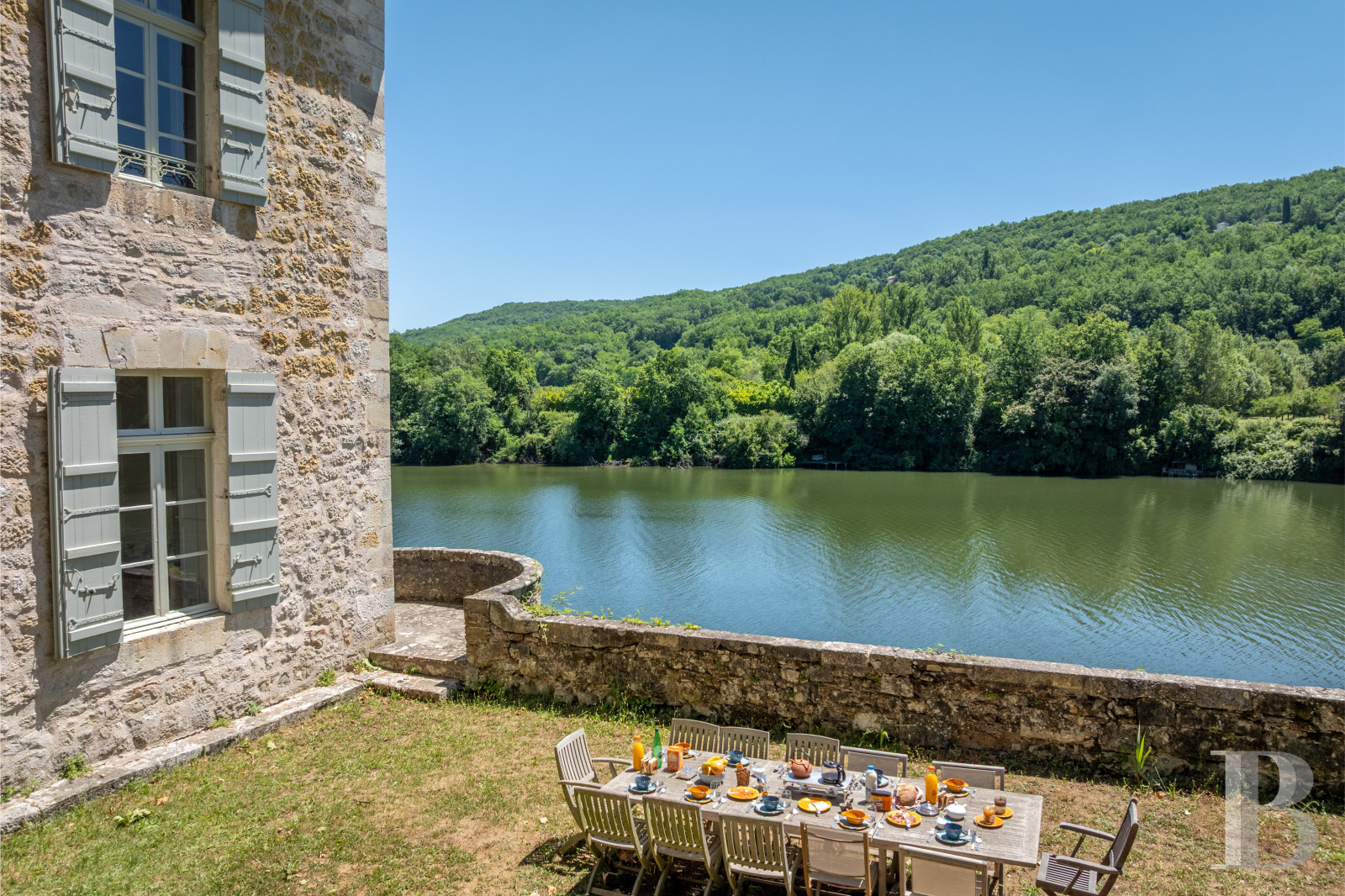 Dans le Lot-et-Garonne, à l’est de Villeneuve-sur-Lot, un château d’origine médiévale surplombant la rivière  - photo  n°37