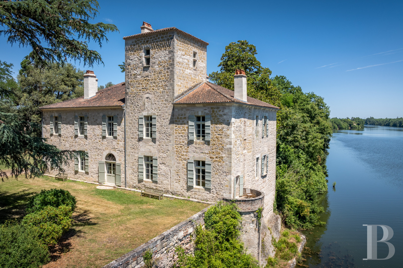 Dans le Lot-et-Garonne, à l’est de Villeneuve-sur-Lot, un château d’origine médiévale surplombant la rivière  - photo  n°34