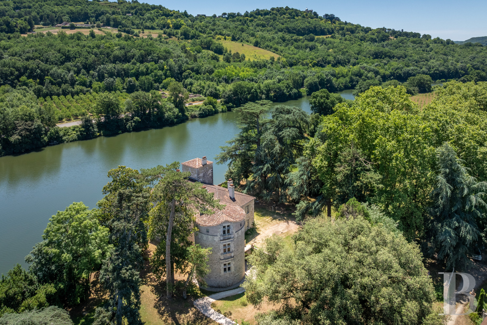 Dans le Lot-et-Garonne, à l’est de Villeneuve-sur-Lot, un château d’origine médiévale surplombant la rivière  - photo  n°43