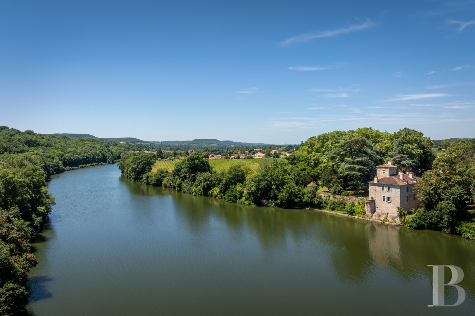 Dans le Lot-et-Garonne, à l’est de Villeneuve-sur-Lot, un château d’origine médiévale surplombant la rivière  - photo  n°1