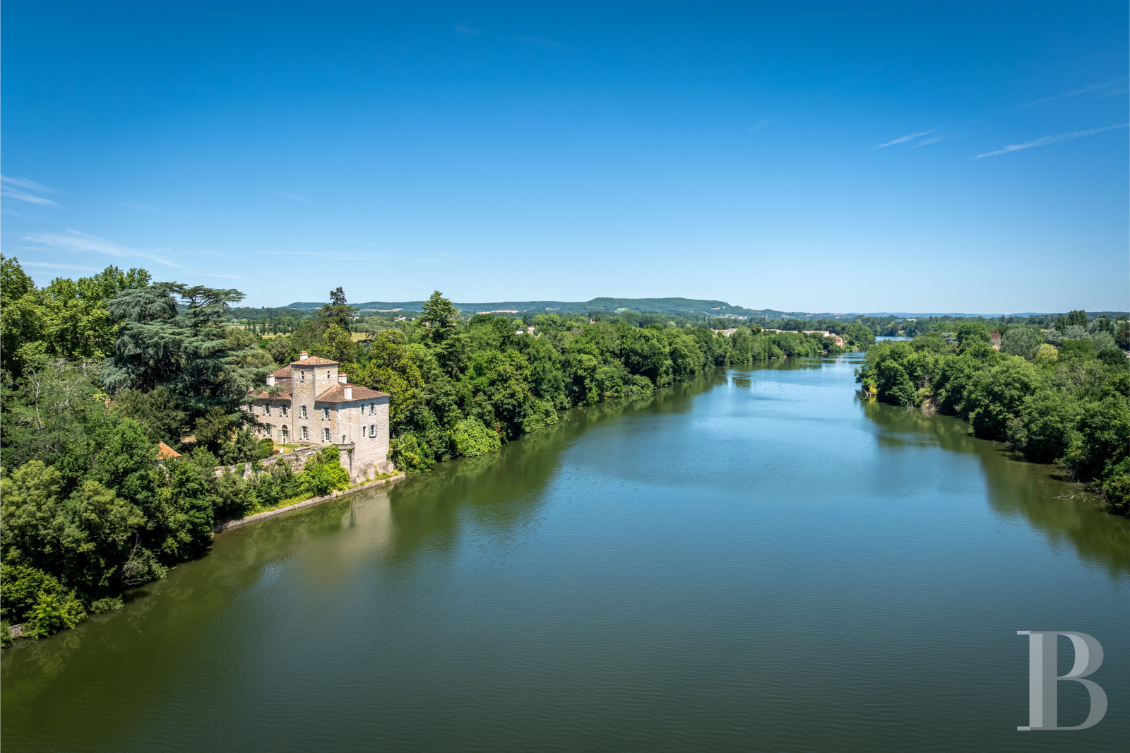 Dans le Lot-et-Garonne, à l’est de Villeneuve-sur-Lot, un château d’origine médiévale surplombant la rivière  - photo  n°46