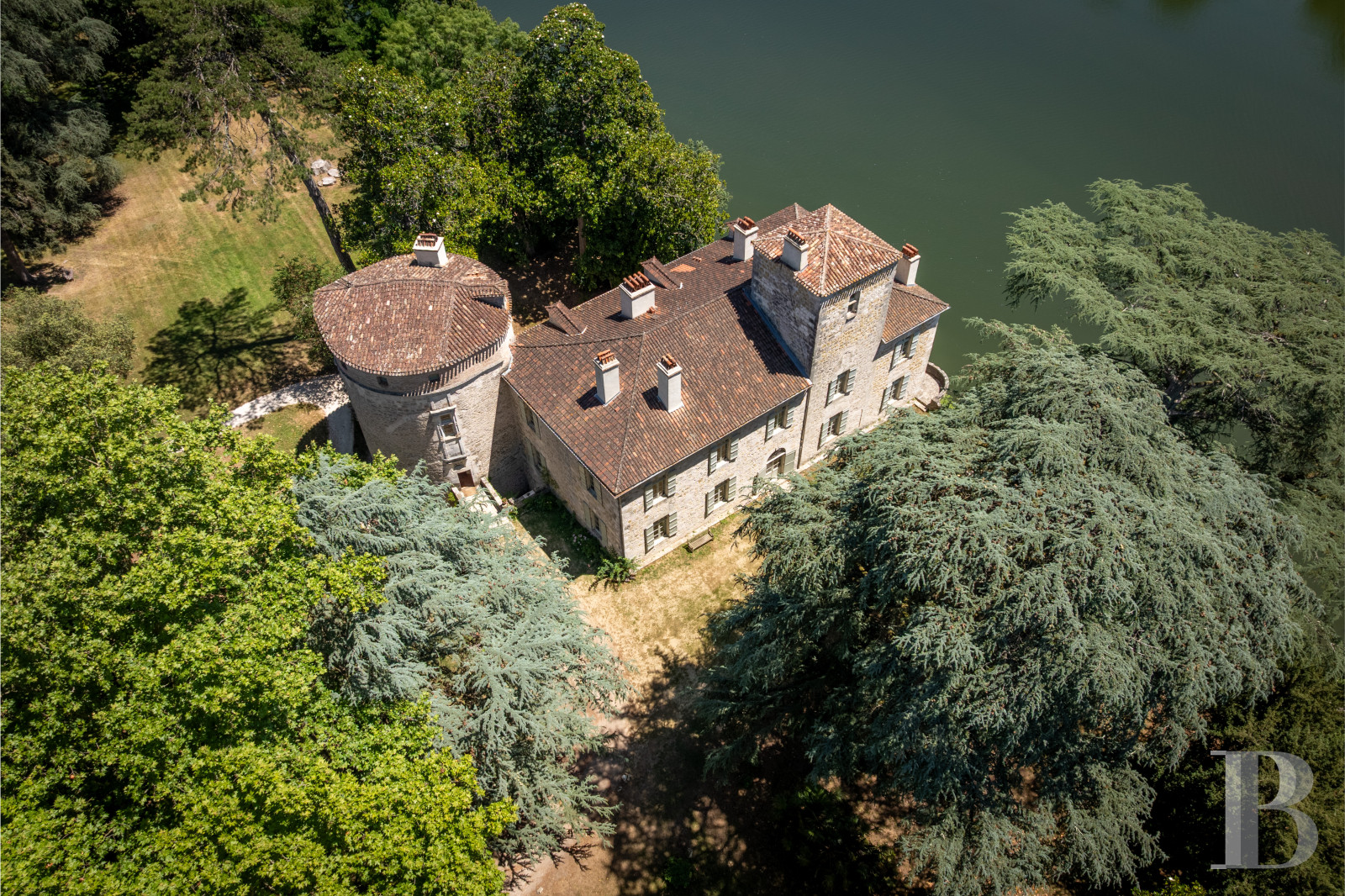 Dans le Lot-et-Garonne, à l’est de Villeneuve-sur-Lot, un château d’origine médiévale surplombant la rivière  - photo  n°3