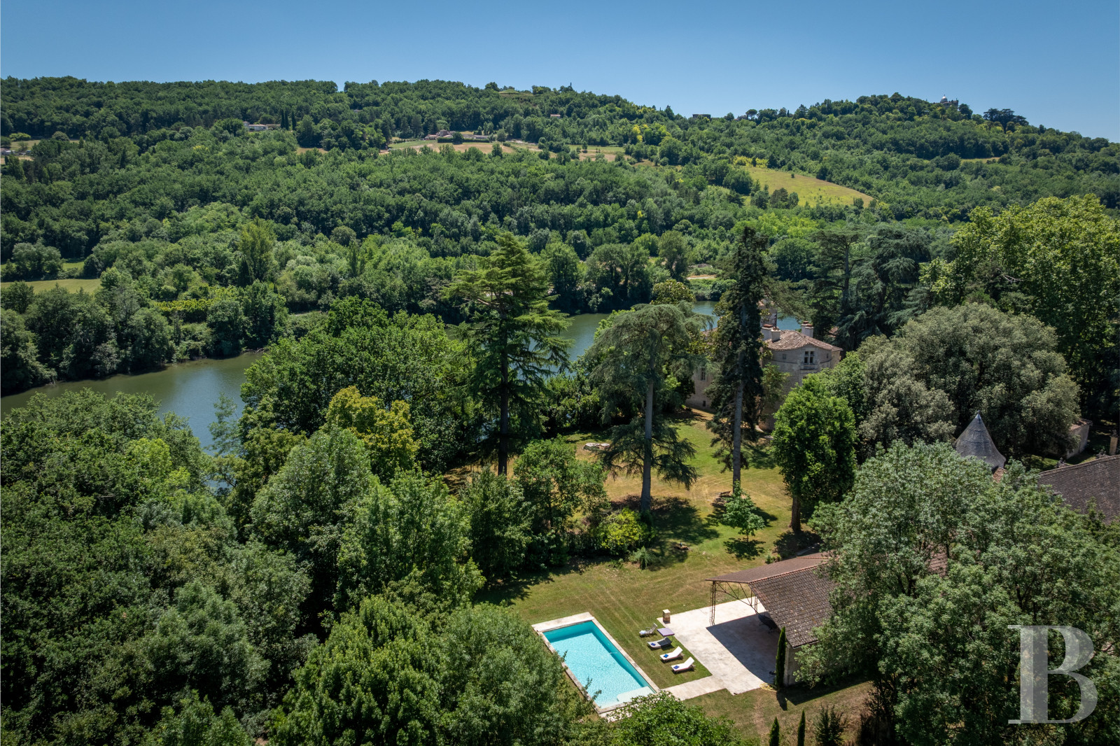 Dans le Lot-et-Garonne, à l’est de Villeneuve-sur-Lot, un château d’origine médiévale surplombant la rivière  - photo  n°2