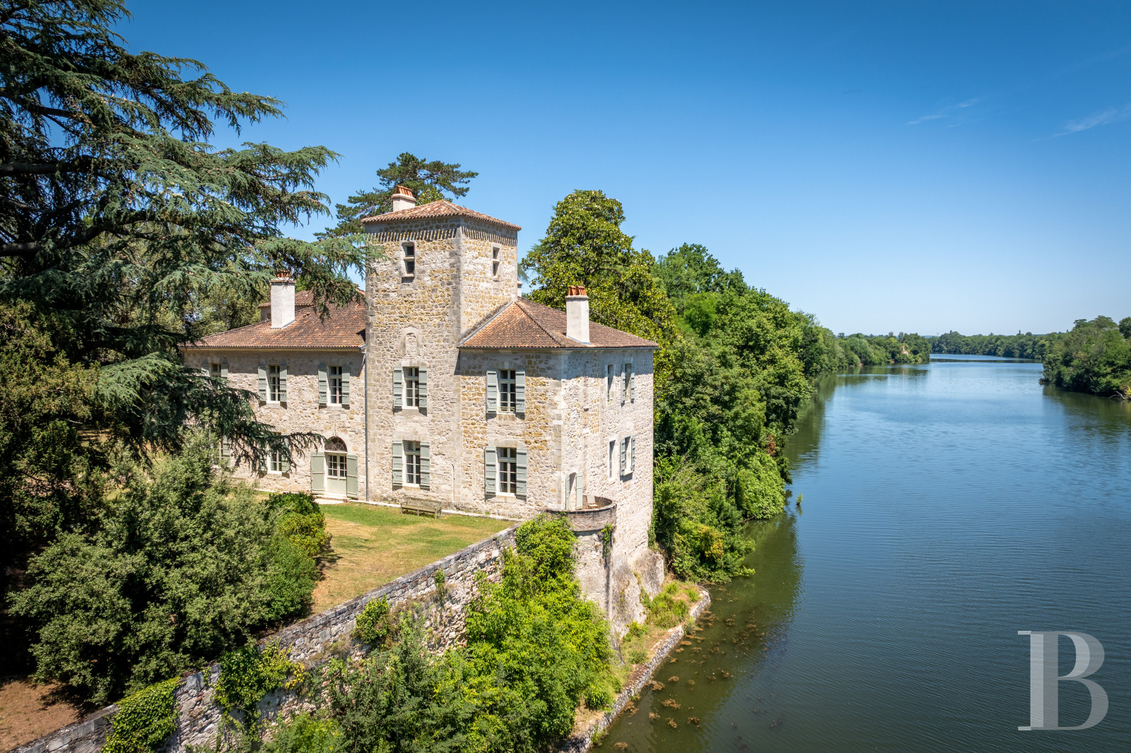 Dans le Lot-et-Garonne, à l’est de Villeneuve-sur-Lot, un château d’origine médiévale surplombant la rivière  - photo  n°5