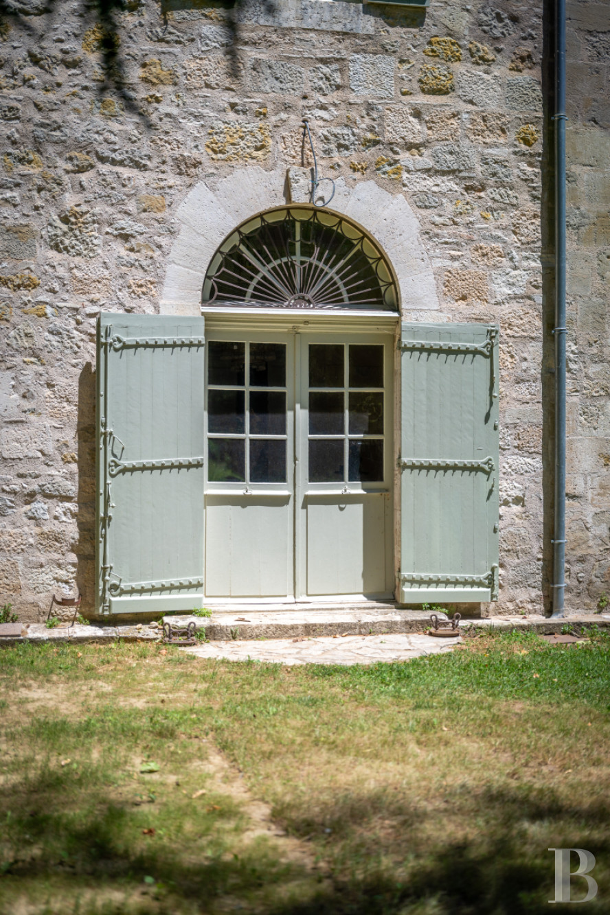 Dans le Lot-et-Garonne, à l’est de Villeneuve-sur-Lot, un château d’origine médiévale surplombant la rivière  - photo  n°8