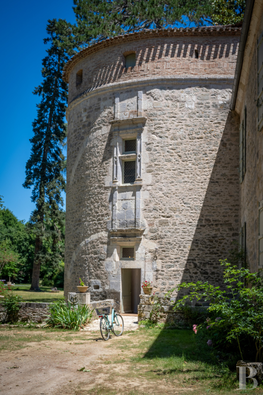 Dans le Lot-et-Garonne, à l’est de Villeneuve-sur-Lot, un château d’origine médiévale surplombant la rivière  - photo  n°4
