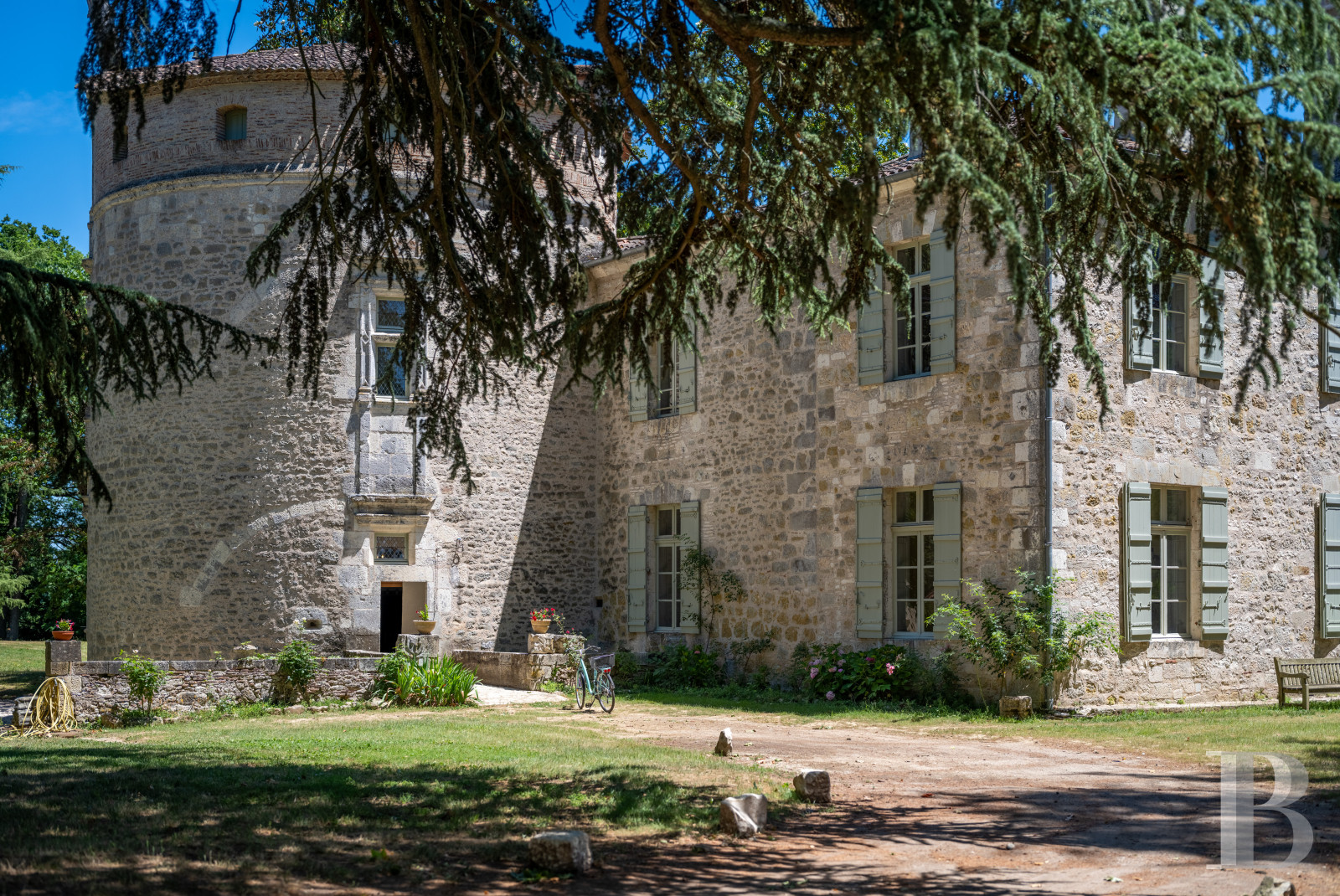 Dans le Lot-et-Garonne, à l’est de Villeneuve-sur-Lot, un château d’origine médiévale surplombant la rivière  - photo  n°9