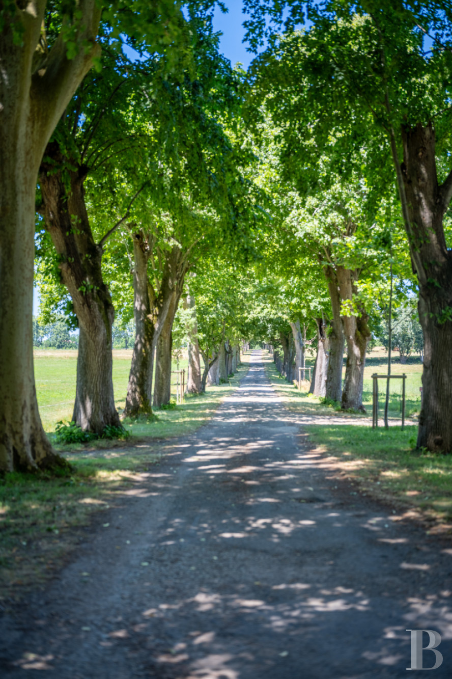 Dans le Lot-et-Garonne, à l’est de Villeneuve-sur-Lot, un château d’origine médiévale surplombant la rivière  - photo  n°45