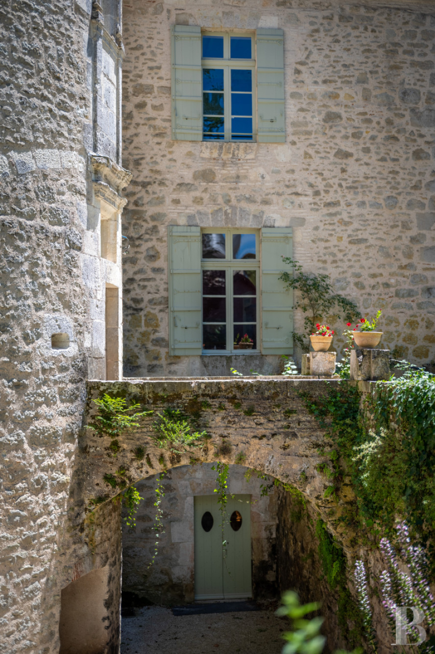 Dans le Lot-et-Garonne, à l’est de Villeneuve-sur-Lot, un château d’origine médiévale surplombant la rivière  - photo  n°35