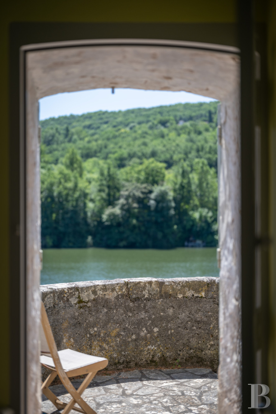 Dans le Lot-et-Garonne, à l’est de Villeneuve-sur-Lot, un château d’origine médiévale surplombant la rivière  - photo  n°36