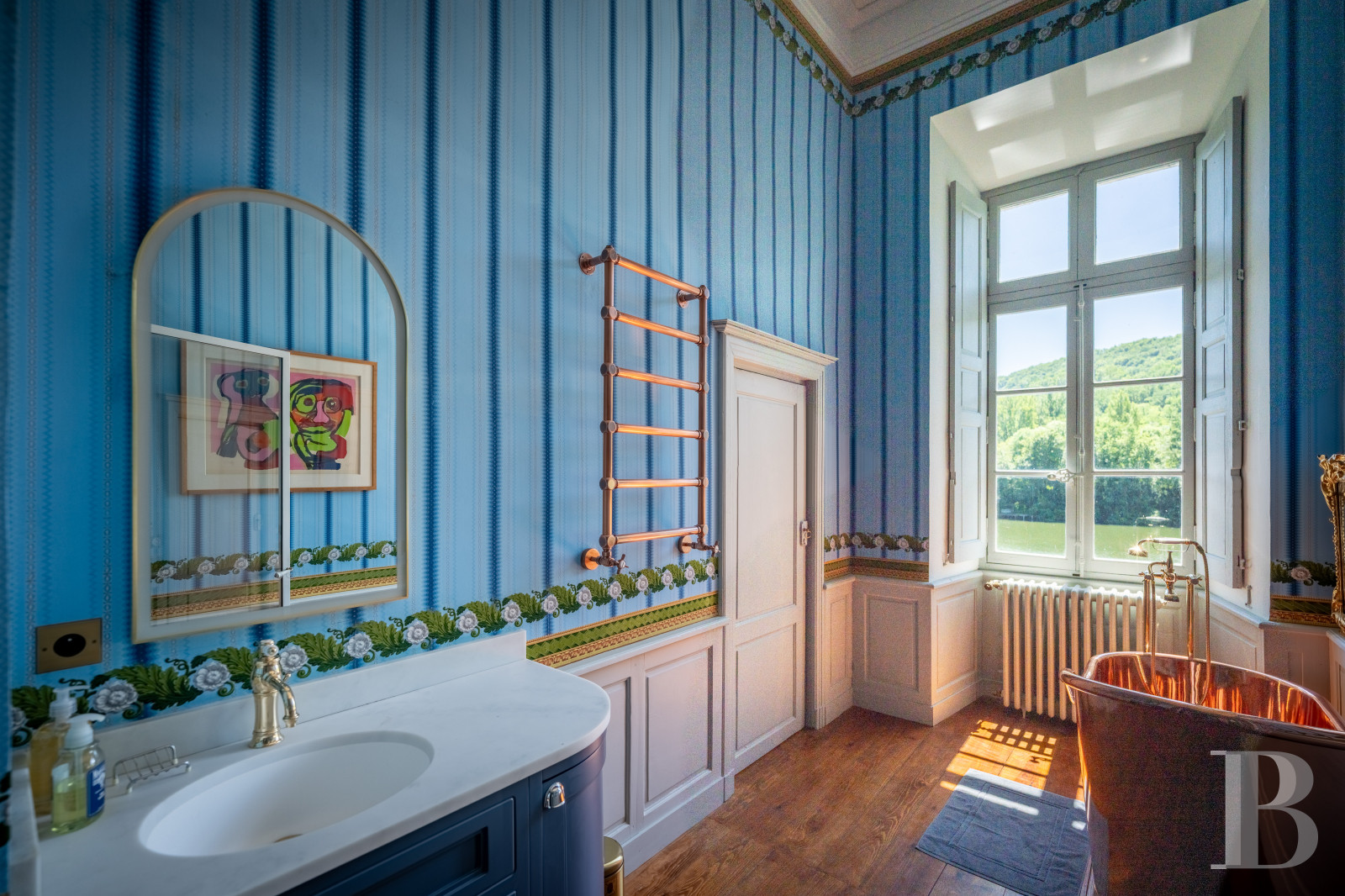 Dans le Lot-et-Garonne, à l’est de Villeneuve-sur-Lot, un château d’origine médiévale surplombant la rivière  - photo  n°25