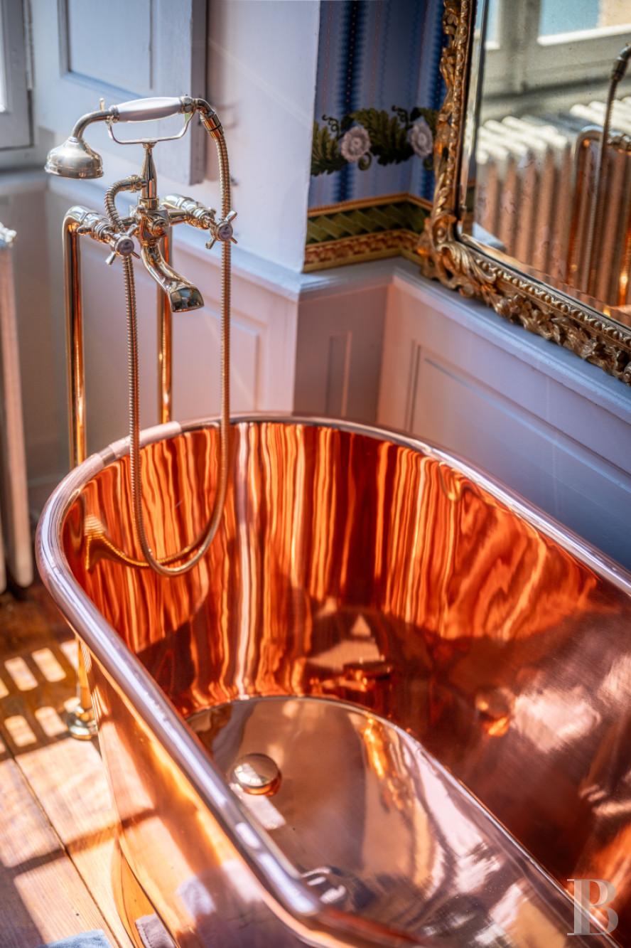 Dans le Lot-et-Garonne, à l’est de Villeneuve-sur-Lot, un château d’origine médiévale surplombant la rivière  - photo  n°24