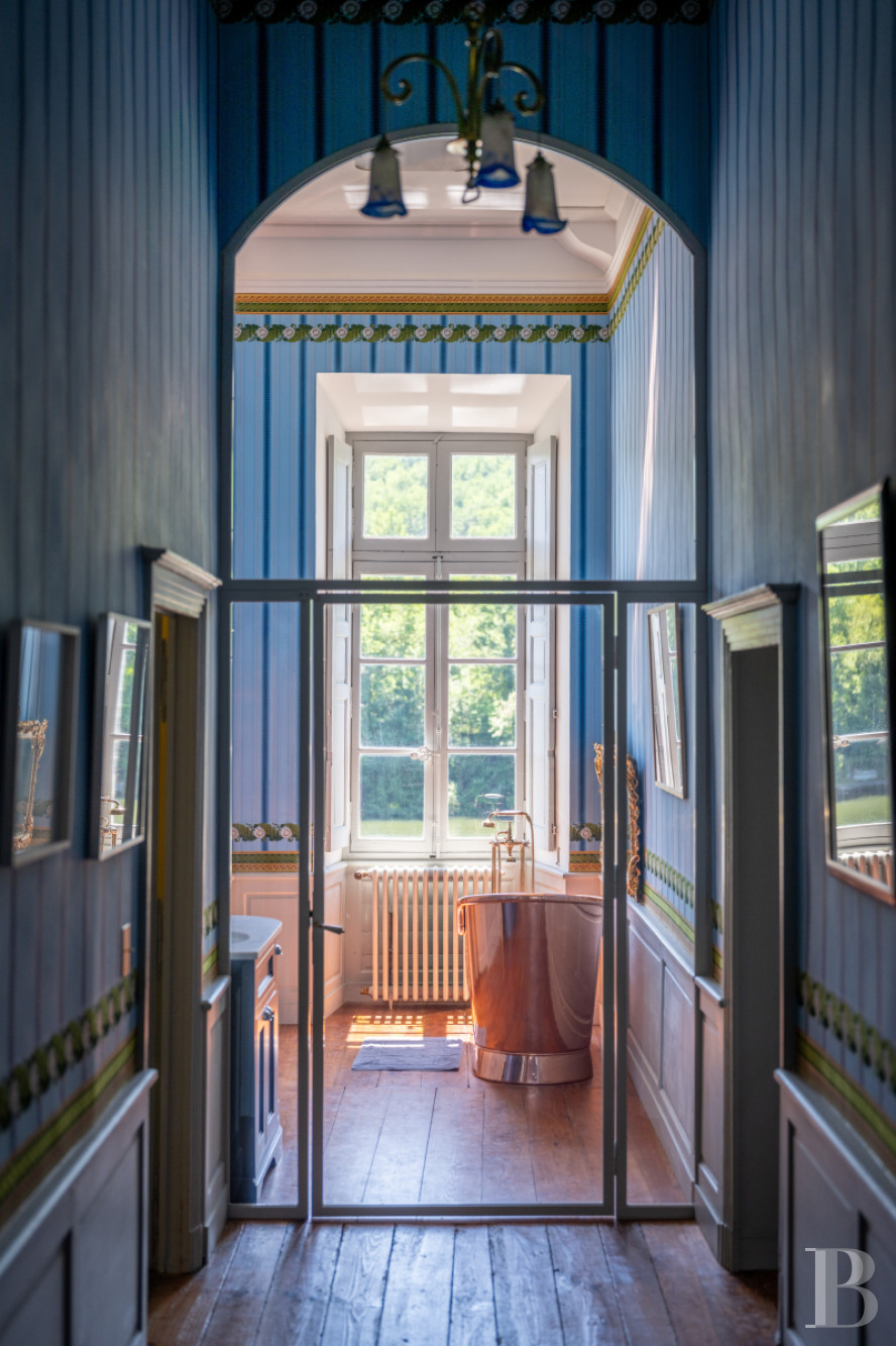 Dans le Lot-et-Garonne, à l’est de Villeneuve-sur-Lot, un château d’origine médiévale surplombant la rivière  - photo  n°12