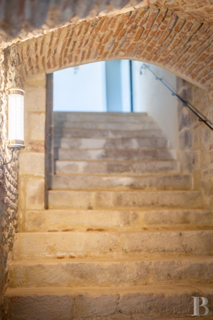 Dans le Lot-et-Garonne, à l’est de Villeneuve-sur-Lot, un château d’origine médiévale surplombant la rivière  - photo  n°31