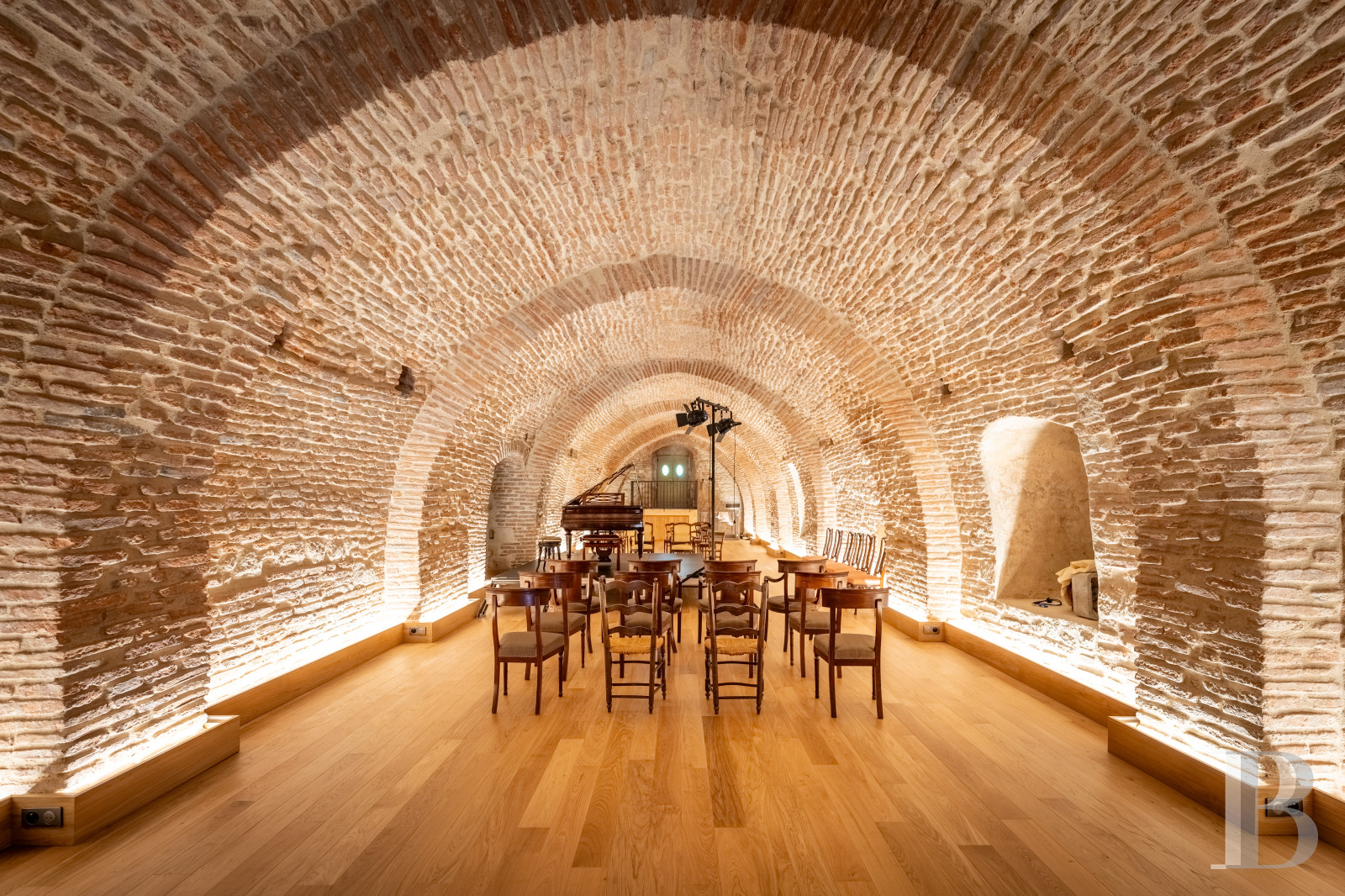 Dans le Lot-et-Garonne, à l’est de Villeneuve-sur-Lot, un château d’origine médiévale surplombant la rivière  - photo  n°30