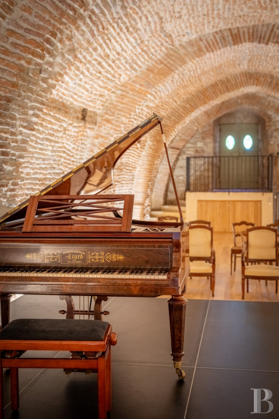 Dans le Lot-et-Garonne, à l’est de Villeneuve-sur-Lot, un château d’origine médiévale surplombant la rivière  - photo  n°4