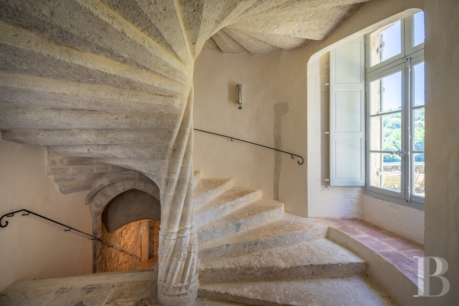 Dans le Lot-et-Garonne, à l’est de Villeneuve-sur-Lot, un château d’origine médiévale surplombant la rivière  - photo  n°33