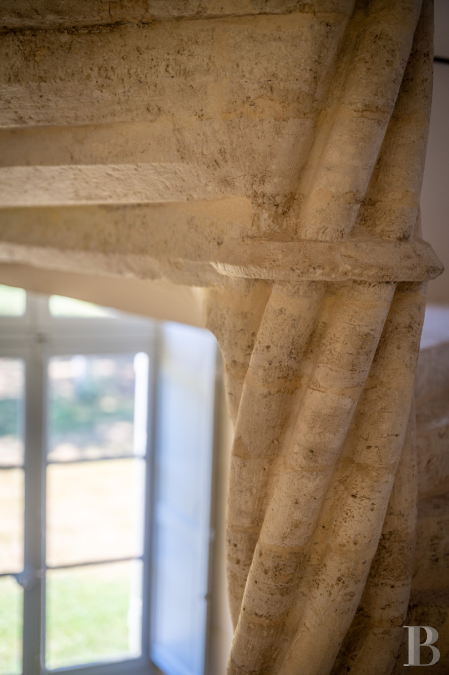 Dans le Lot-et-Garonne, à l’est de Villeneuve-sur-Lot, un château d’origine médiévale surplombant la rivière  - photo  n°32