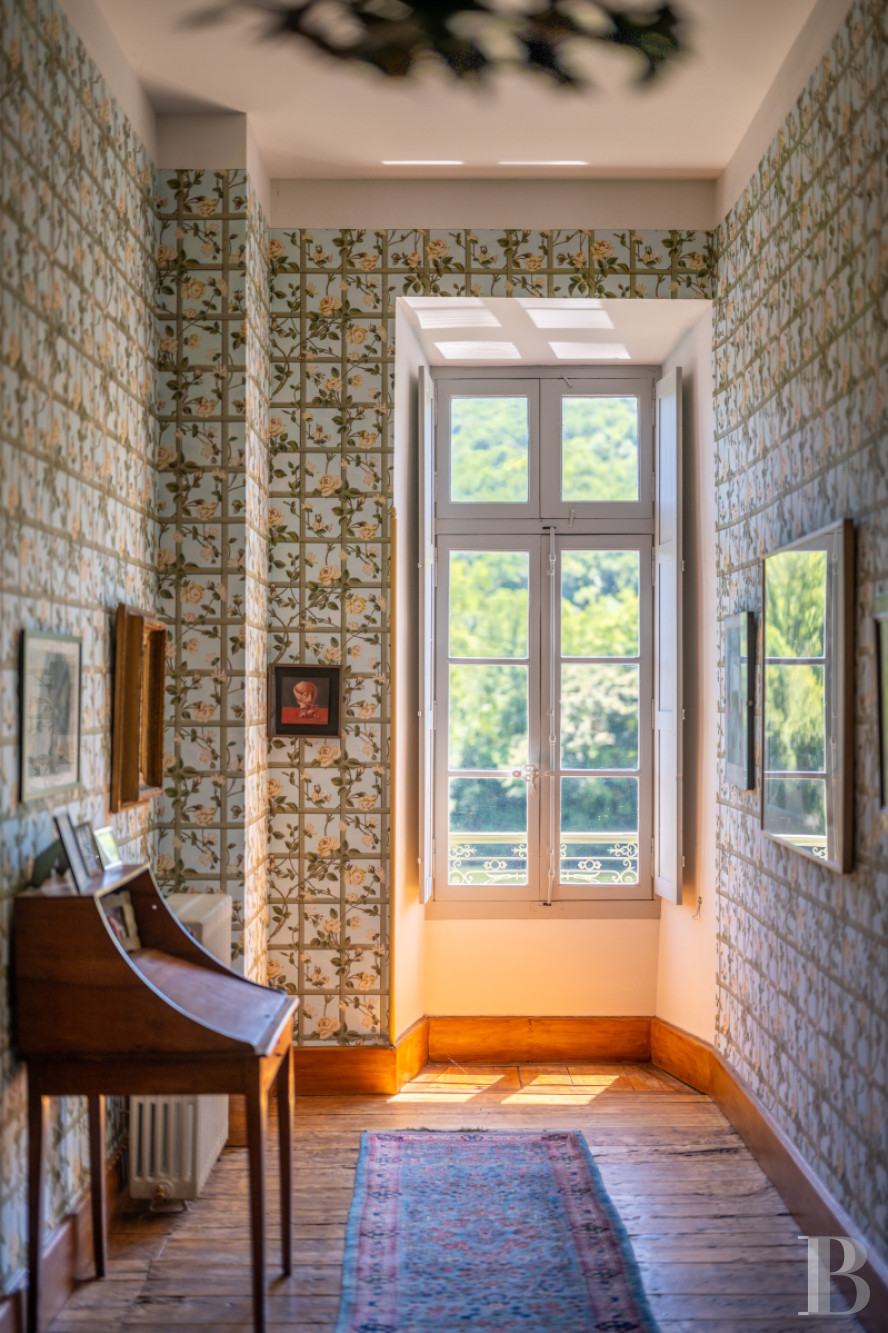 Dans le Lot-et-Garonne, à l’est de Villeneuve-sur-Lot, un château d’origine médiévale surplombant la rivière  - photo  n°27