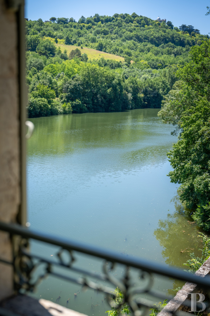 Dans le Lot-et-Garonne, à l’est de Villeneuve-sur-Lot, un château d’origine médiévale surplombant la rivière  - photo  n°15