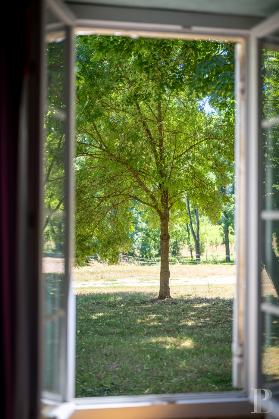 Dans le Lot-et-Garonne, à l’est de Villeneuve-sur-Lot, un château d’origine médiévale surplombant la rivière  - photo  n°41