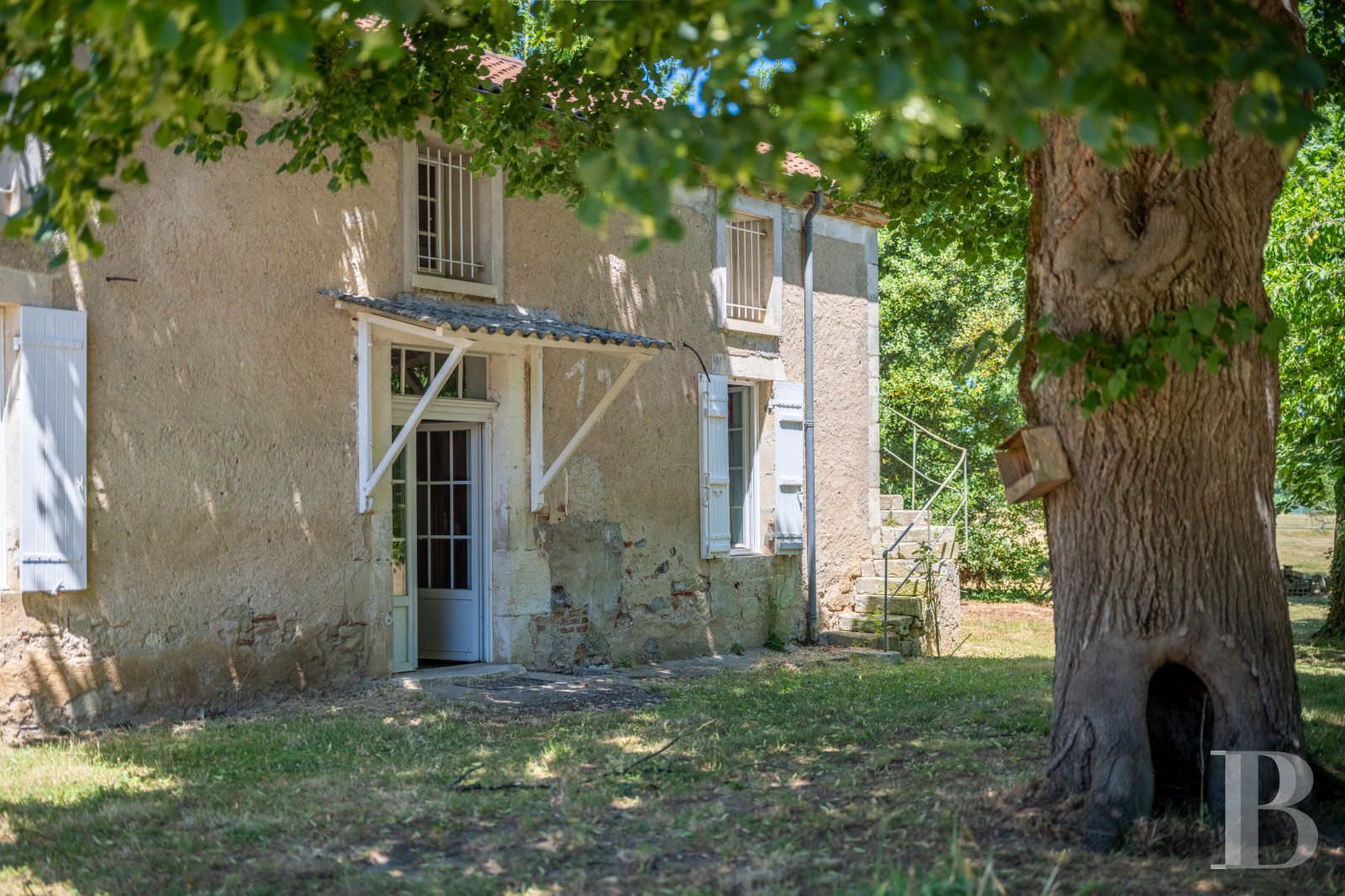 Dans le Lot-et-Garonne, à l’est de Villeneuve-sur-Lot, un château d’origine médiévale surplombant la rivière  - photo  n°38