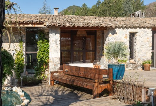 character properties France provence cote dazur   - 13