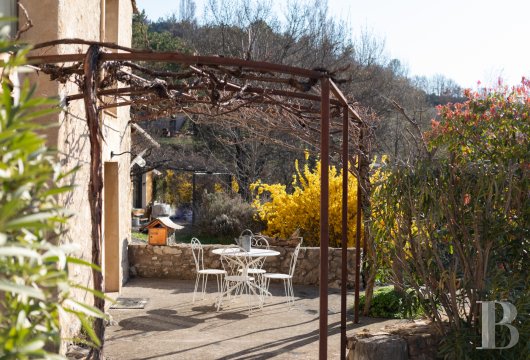 Dans les Alpes-de-Haute-Provence, à l’ouest de Sisteron, un mas du 17e siècle face à la montagne de Lure - photo  n°3