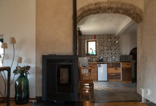 Dans les Alpes-de-Haute-Provence, à l’ouest de Sisteron, un mas du 17e siècle face à la montagne de Lure - photo  n°18
