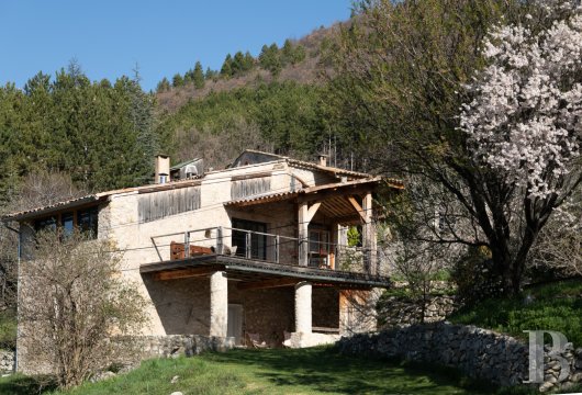 Dans les Alpes-de-Haute-Provence, à l’ouest de Sisteron, un mas du 17e siècle face à la montagne de Lure - photo  n°4