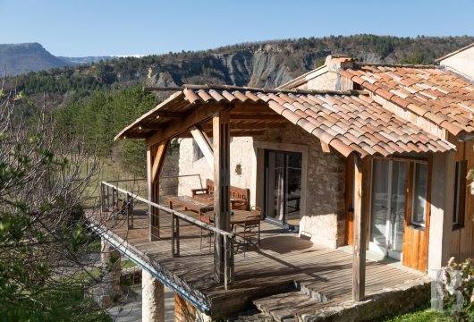 character properties France provence cote dazur   - 15