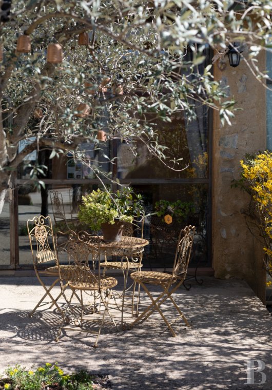 character properties France provence cote dazur   - 16