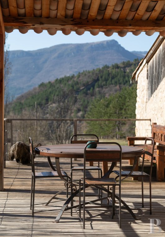 character properties France provence cote dazur   - 12