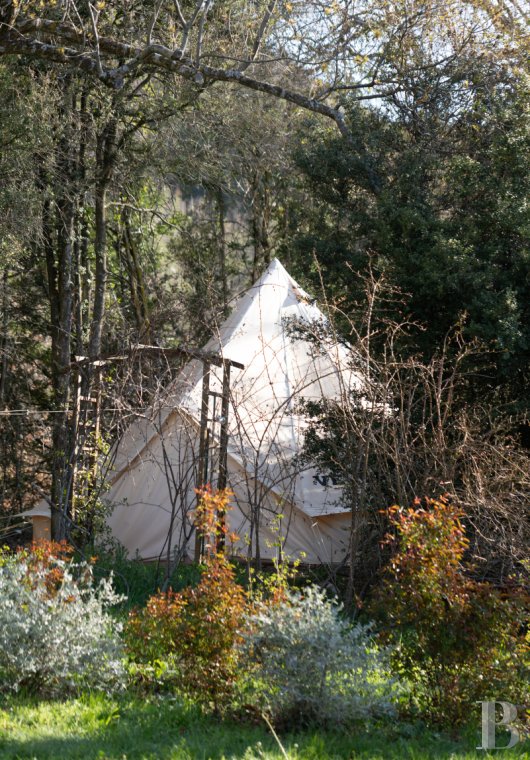 Dans les Alpes-de-Haute-Provence, à l’ouest de Sisteron, un mas du 17e siècle face à la montagne de Lure - photo  n°37