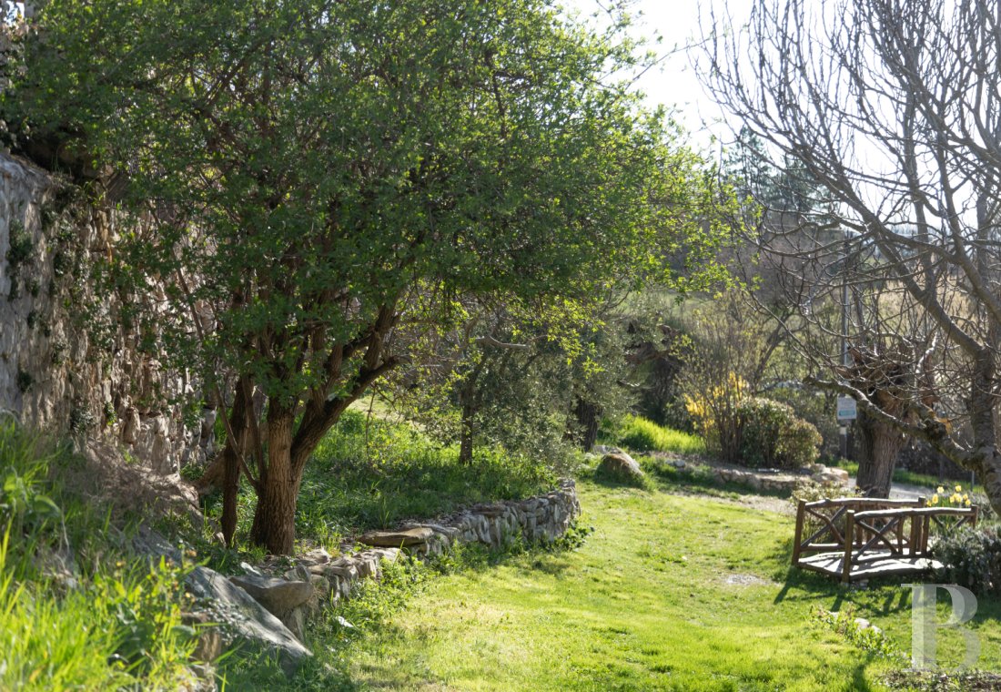 Dans les Alpes-de-Haute-Provence, à l’ouest de Sisteron, un mas du 17e siècle face à la montagne de Lure - photo  n°40