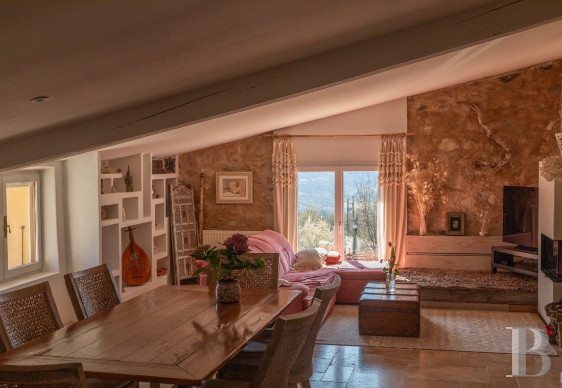Dans les Alpes-de-Haute-Provence, à l’ouest de Sisteron, un mas du 17e siècle face à la montagne de Lure - photo  n°26