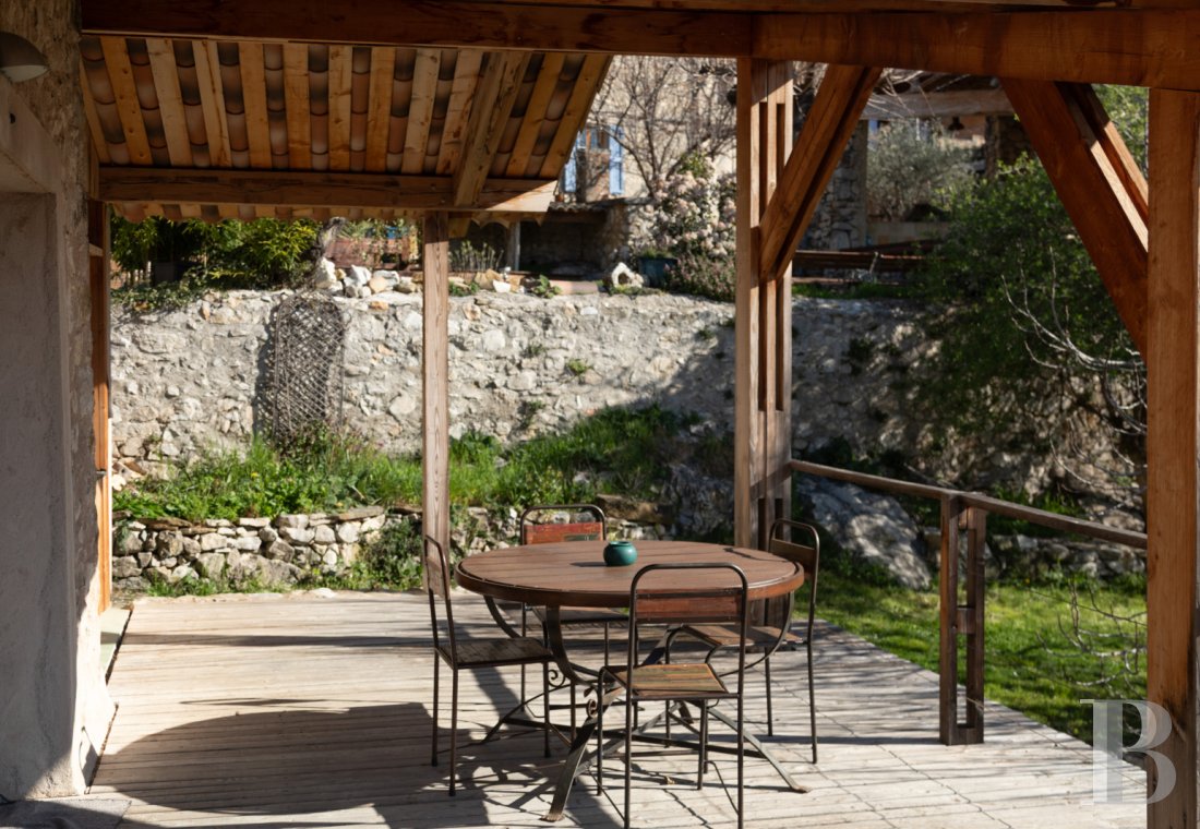Dans les Alpes-de-Haute-Provence, à l’ouest de Sisteron, un mas du 17e siècle face à la montagne de Lure - photo  n°39