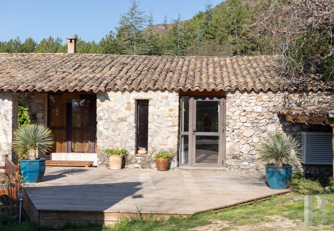 Dans les Alpes-de-Haute-Provence, à l’ouest de Sisteron, un mas du 17e siècle face à la montagne de Lure - photo  n°6