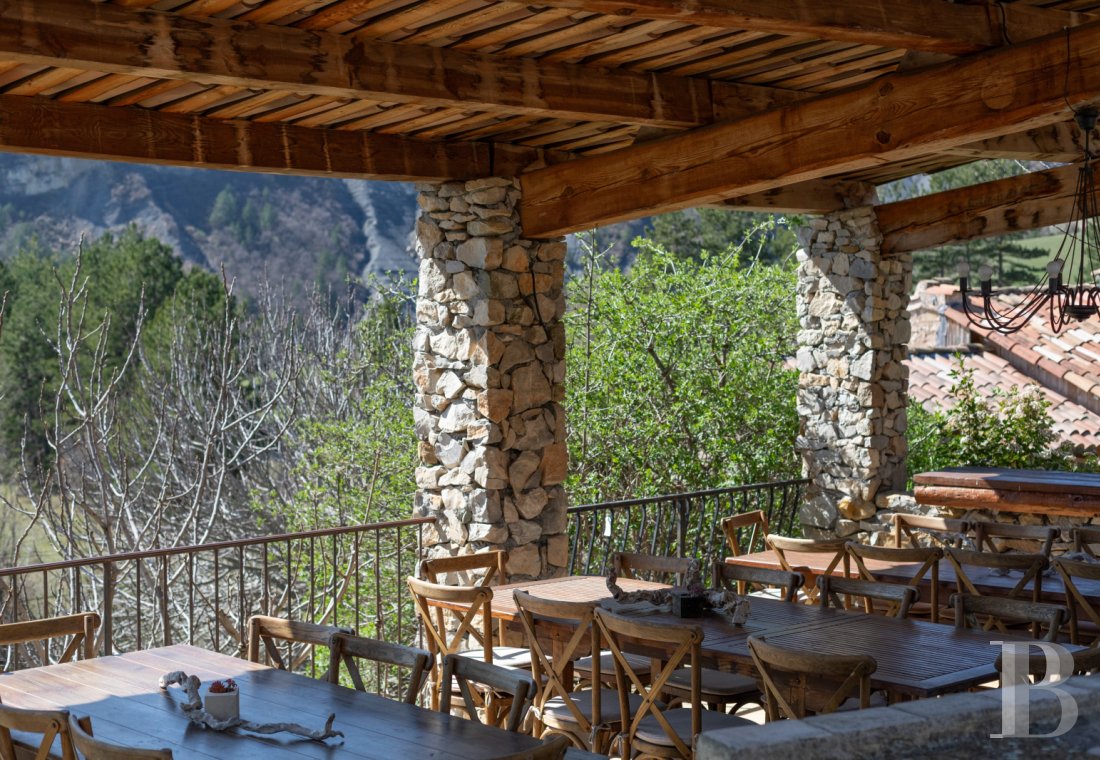Dans les Alpes-de-Haute-Provence, à l’ouest de Sisteron, un mas du 17e siècle face à la montagne de Lure - photo  n°5