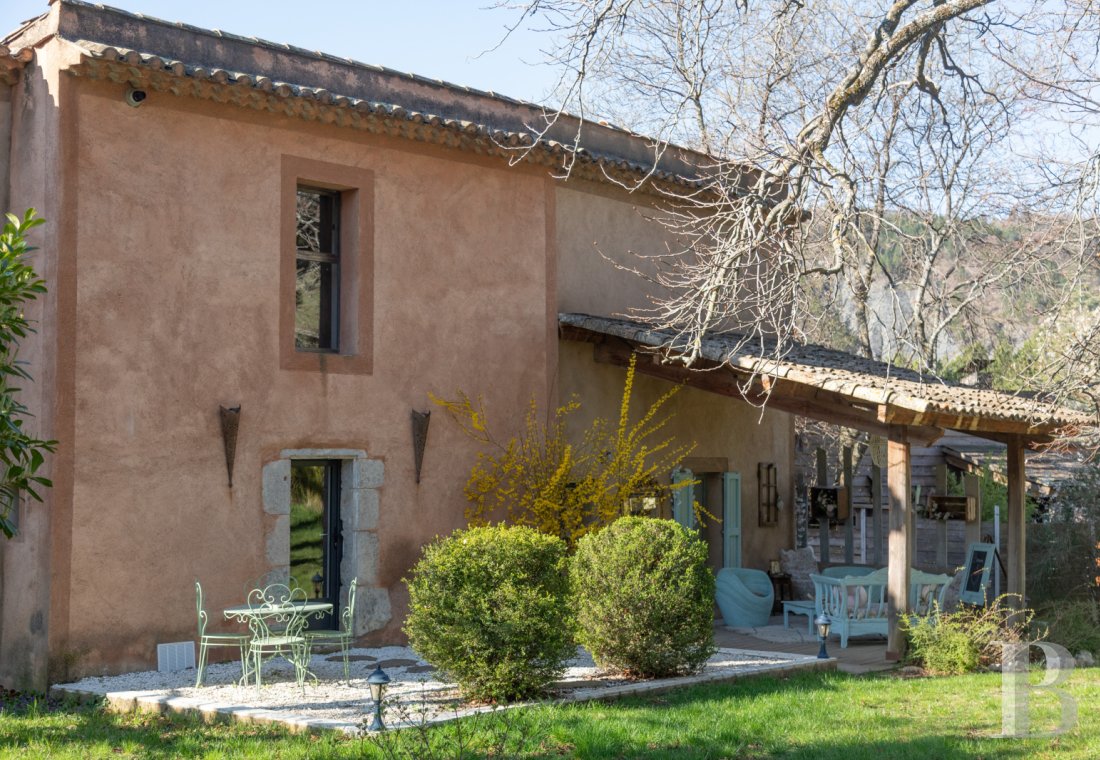 Dans les Alpes-de-Haute-Provence, à l’ouest de Sisteron, un mas du 17e siècle face à la montagne de Lure - photo  n°9